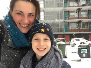 Samen met mijn zoon in de sneeuw